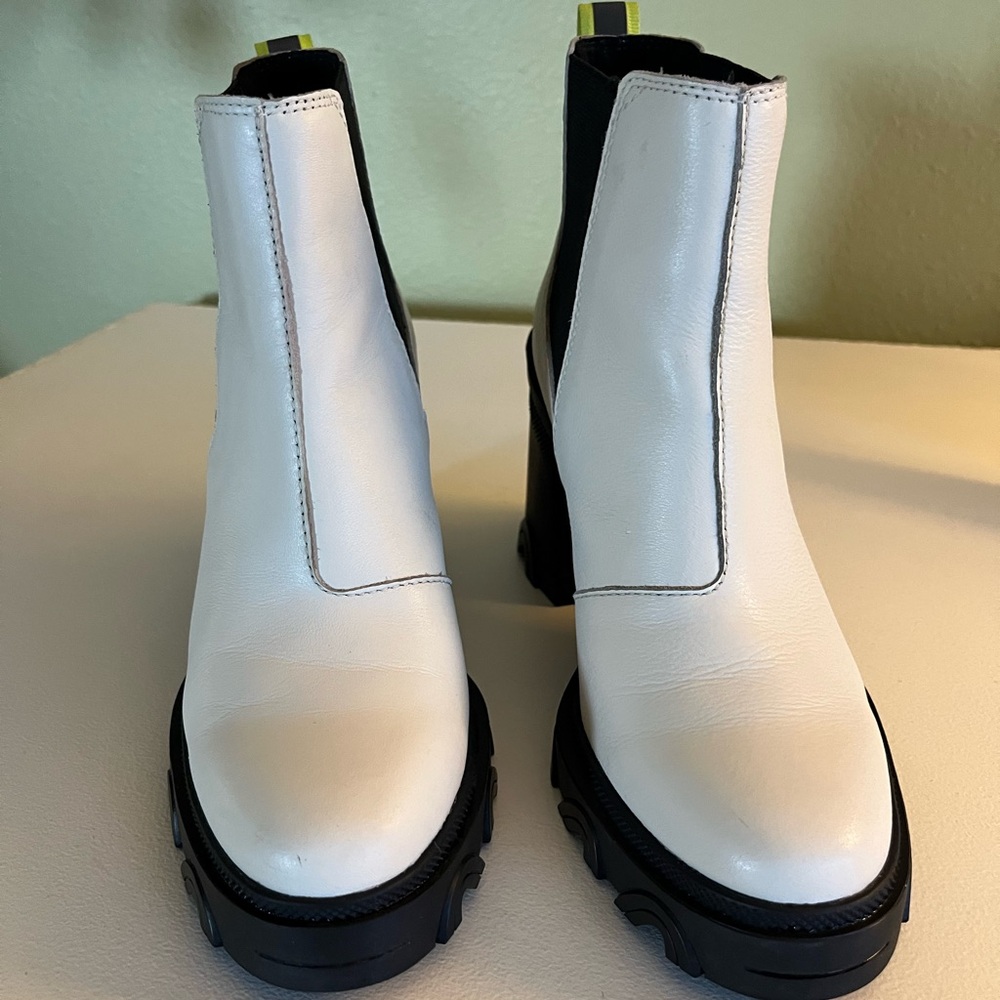 Adorable Sorel boots. Worn once. Like brand new. Smoke free/Pet free home.